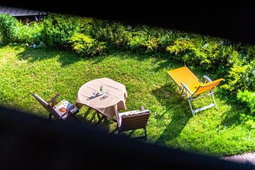 an overhead view of a table and chairs in a yard at House Moose't Getaway, Kranjska Gora in Kranjska Gora