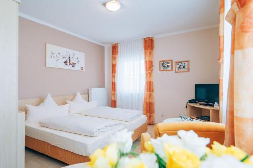 Postel nebo postele na pokoji v ubytování Hotel Abenstal