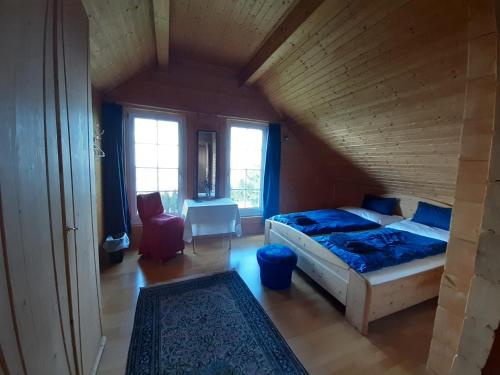 ein Schlafzimmer mit einem Bett in einem Zimmer im Dachgeschoss in der Unterkunft Haus ingrid in Lochau