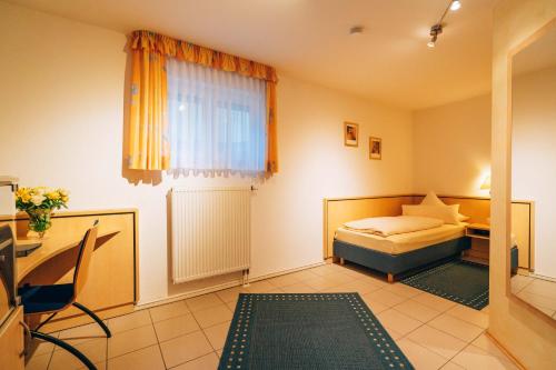 Postel nebo postele na pokoji v ubytování Hotel Abenstal