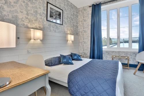 een hotelkamer met een bed en een bureau bij Hotel Restaurant La Verperie in Sarlat-la-Canéda