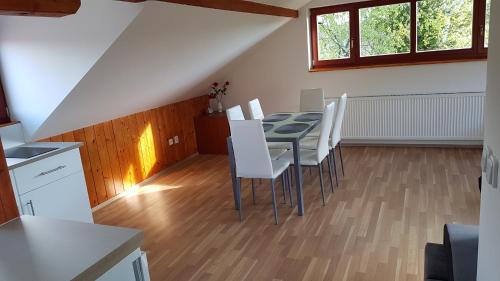 - une cuisine et une salle à manger avec une table et des chaises dans l'établissement Hacienda ČERT Kořenov, à Kořenov