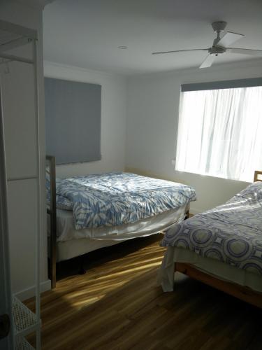 DIANELLA Budget Rooms Happy Place to Stayにあるベッド