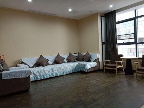 a living room with a large couch with pillows at Thank Inn Plus Hotel Guizhou Zunyi Suiyang County Shixiang Avenue in Zunyi