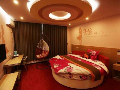 a bedroom with a large bed and a hanging swing at JUN Hotels Hebei Shijiazhuang Lingshou Zhongtian Commercial Building in Shijiazhuang