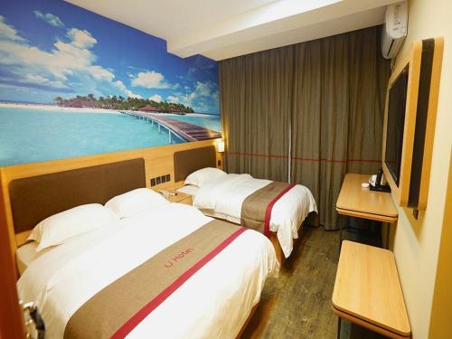 - 2 lits dans une chambre d'hôtel ornée d'une peinture murale dans l'établissement Thank Inn Plus Hotel Handan Wei County Xianbiao, à Handan