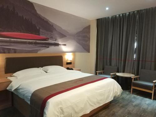una habitación de hotel con una cama grande y una mesa en Thank Inn Chain Hotel Shandong Ji'nan Jiyang Yingcai Academy (North), 