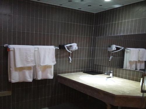 baño con lavabo y toallas en la pared en Thank Inn Chain Hotel Shandong Ji'nan Jiyang Yingcai Academy (North) 