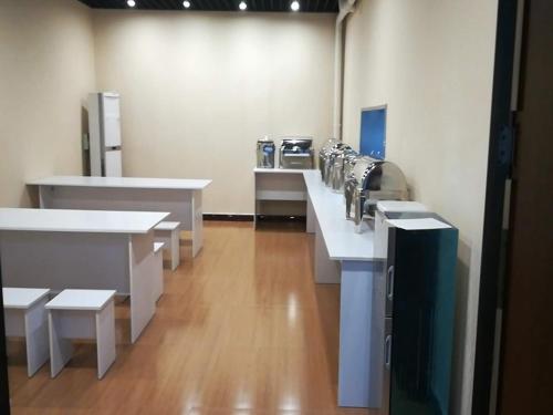 a room with white tables and sinks in a store at JUN Hotels Hebei Shijiazhuang Lingshou Zhongtian Commercial Building in Shijiazhuang