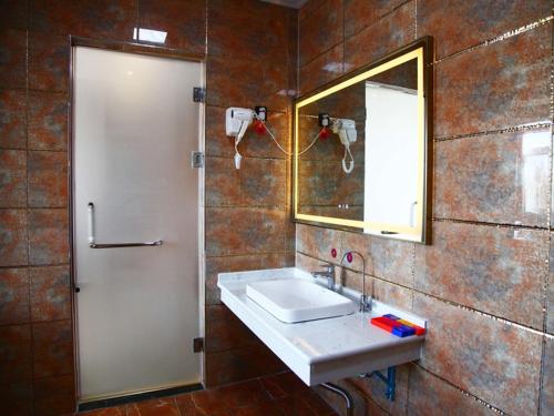 a bathroom with a sink and a mirror at JUN Hotels Hebei Hengshui Gucheng County Yingrui Plaza in Hengshui