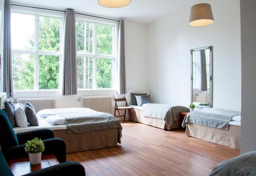 Cette chambre comprend 2 lits et une fenêtre. dans l'établissement Guesthouse Eleven Hotel, à Arvika
