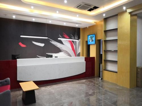 a lobby with a reception desk with a painting of planes at Thank Inn Chain Hotel Guizhou Tongren Jiangkou County Fengjingshan Park Fenghuang Road Store in Tongren