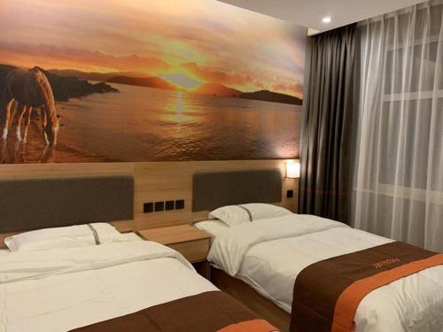 - 2 lits dans une chambre d'hôtel ornée d'une peinture murale dans l'établissement JUN Hotels Hebei Baoding Rongcheng Banzheng North Street Store, à Baoding