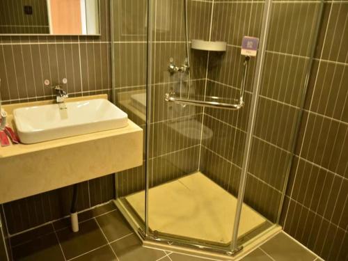 Fuzhou的住宿－尚客优酒店江西抚州临川区东华理工大学店，一间带玻璃淋浴间和水槽的浴室