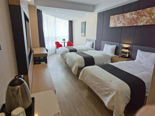 um quarto de hotel com duas camas e uma televisão de ecrã plano em Up And In Jiangsu Nanjing Jiangning District Guli Town Government Store em Nanquim