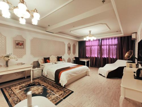 a hotel room with two beds and a desk and a room at JUN Hotels Inner Mongolia Tongliao Hexi Chuangye Avenue in Tongliao