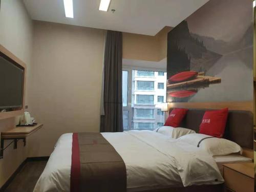 - une chambre avec un grand lit et une fenêtre dans l'établissement Thank Inn Chain Hotel Lanzhou Chengguan District Jiaojiawan Subway Station, à Lanzhou