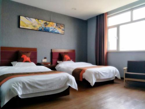 Habitación de hotel con 2 camas y ventana en JUN Hotels Hebei Handan Weixian Bus Station Store, en Handan