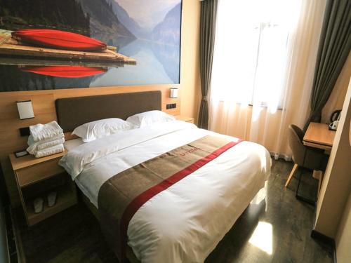 Postel nebo postele na pokoji v ubytování Thank Inn Plus Hotel Langfang Bazhou Shengfang Bus Station
