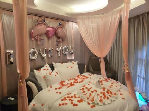 a bedroom with a bed with hearts on the wall at Up And In Jiangsu Yancheng Tinghu District Yancheng Bridge Store in Yancheng