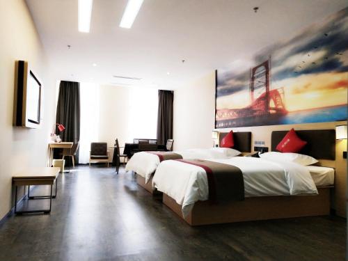 Thank Inn Plus Hotel Guizhou Qiannan Duyun Wanda Plaza Store tesisinde bir odada yatak veya yataklar