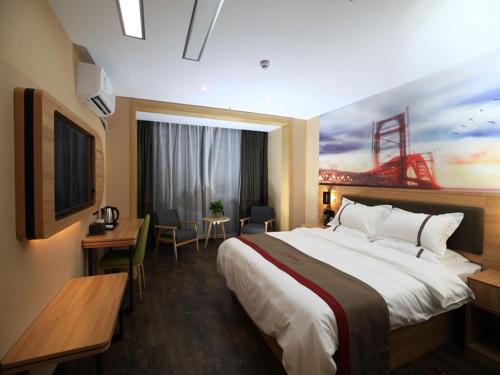 um quarto de hotel com uma cama grande e uma secretária em Thank Inn Chain Hotel Anhui Bengbu Huaiyuan County Huarun Suguo Store em Wuchazhen
