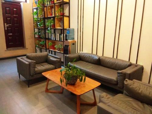 sala de estar con sofá y mesa de centro en Thank Inn Chain Hotel Xinxiang Yuanyang Jianshe Road Hualong Shangjun, en Xinxiang