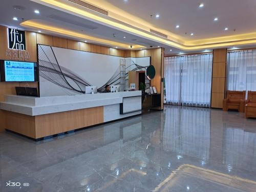 un vestíbulo con una pantalla grande en un edificio en Up And In Guangxi Nanning Shanglin County Longhu Xincheng en Shanglin
