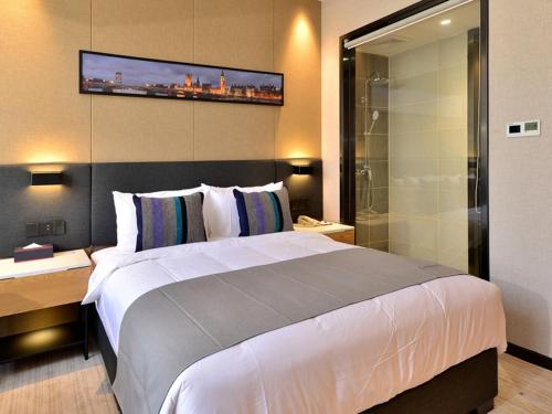 Postel nebo postele na pokoji v ubytování Lano Hotel Guangdong Heyuan Dongyuan County Administrative Avenue