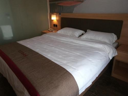 1 cama blanca grande en una habitación de hotel en Thank Inn Chain Hotel Jiangsu Suzhou Wuzhong Hongzhuang Subway Station en Suzhou