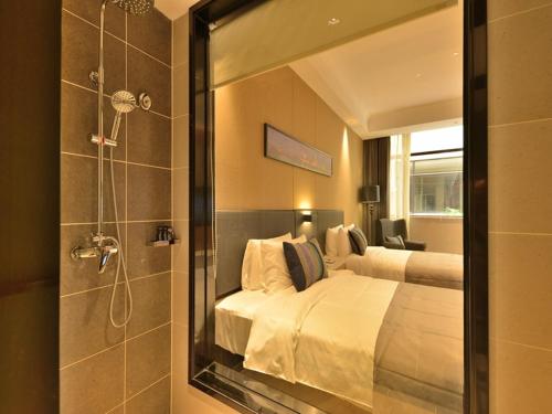 Llit o llits en una habitació de Lano Hotel Guangdong Heyuan Dongyuan County Administrative Avenue