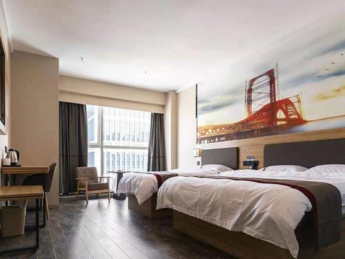 een hotelkamer met een groot bed en een groot raam bij Thank Inn Chain Hotel Hefei Baohe District Highspeed Times Square in Hefei