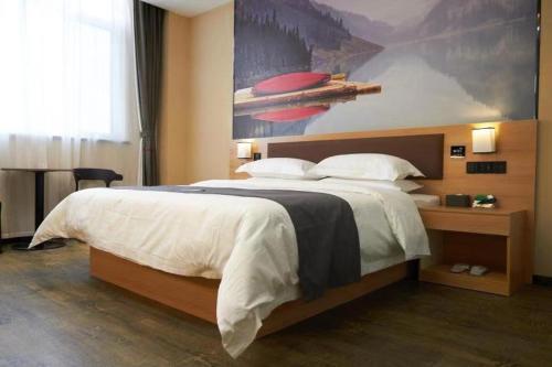 Un pat sau paturi într-o cameră la Thank Inn Chain Hotel Heze Mudan District China Peony Garden