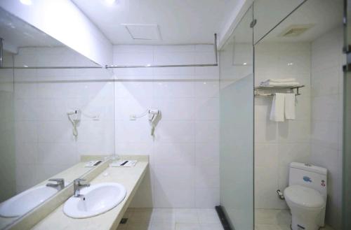 Ett badrum på JUN Hotels Shenzhen Dapeng New District Kuiyong Street