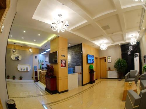 a lobby of a hospital with a waiting room at Thank Inn Chain Hotel Heilongjiang Jiamusi Qianjin District Railway Station in Jiamusi