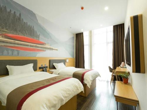 Llit o llits en una habitació de Thank Inn Chain Hotel Xi'an Weiyang District High Speed Rail North Passenger Station