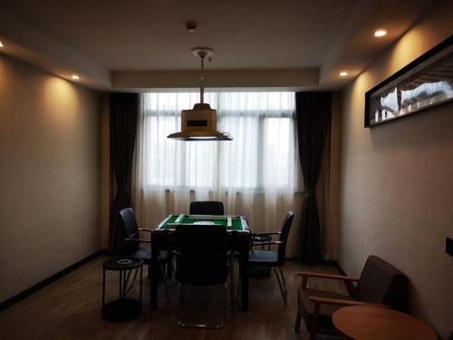 a dining room with a table and chairs and a window at Thank Inn Plus Hotel Jiangsu Taizhou Taixing City Jiangping Middle Road Store in Taizhou