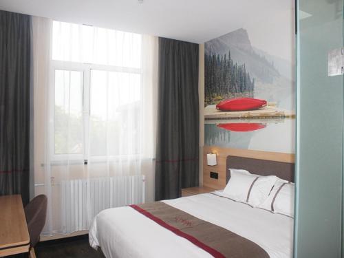 een hotelkamer met een bed en een raam bij Thank Inn Chain Hotel Hebei Chengde Shuangqiao District Chenghuangmiao in Chengde