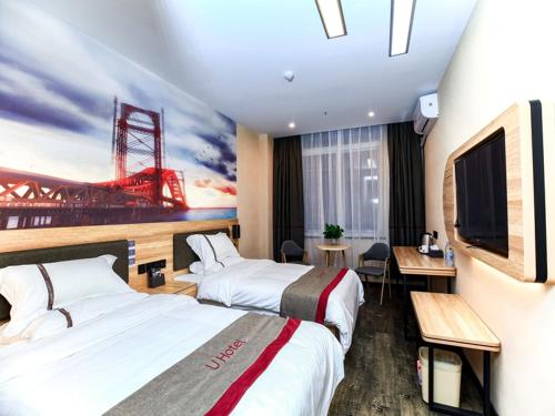 um quarto de hotel com duas camas e uma televisão de ecrã plano em Thank Inn Chain Hotel Anhui Bengbu Huaiyuan County Huarun Suguo Store em Wuchazhen