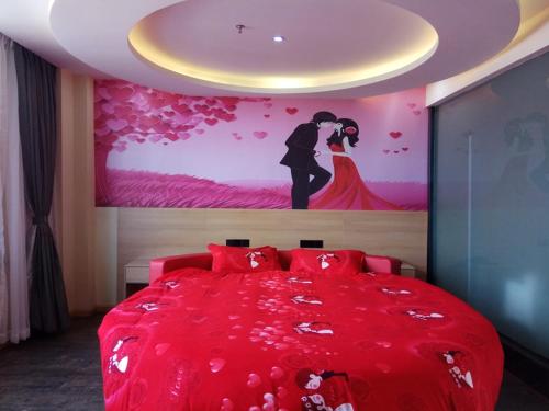 uma cama vermelha com uma pintura de uma noiva e um noivo em Thank Inn Chain Hotel Shandong Ji'nan Jiyang Yingcai Academy (North) 