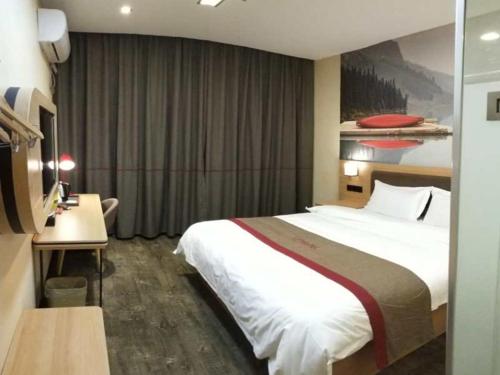 a hotel room with a large bed and a desk at Thank Inn Plus Hotel Shanxi Changzhi District Changzhi College in Changzhi