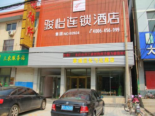 two cars parked in front of a building at JUN Hotels Laiwu Laicheng District Changshao North Road in Laiwu