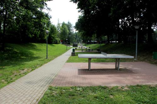 Instalaciones para jugar ping pong en RabaPark- Domki Pod Krakowem o alrededores