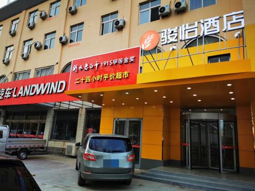 un coche aparcado frente a un edificio en JUN Hotels Hebei Hengshui Taocheng District Renmin Road Changming Avenue, en Hengshui