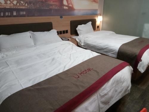 twee bedden naast elkaar in een kamer bij Thank Inn Chain Hotel Jiangsu Suzhou Wuzhong Hongzhuang Subway Station in Suzhou