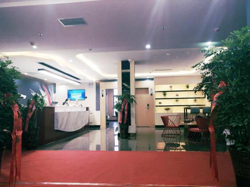 um átrio com tapete vermelho e uma recepção em Thank Inn Plus Hotel Guizhou Qiannan Duyun Wanda Plaza Store 
