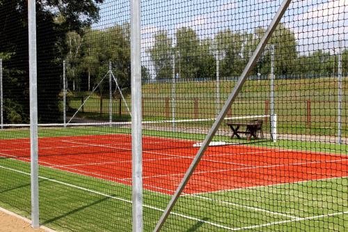 Instalaciones para jugar a tenis o squash en RabaPark- Domki Pod Krakowem o alrededores