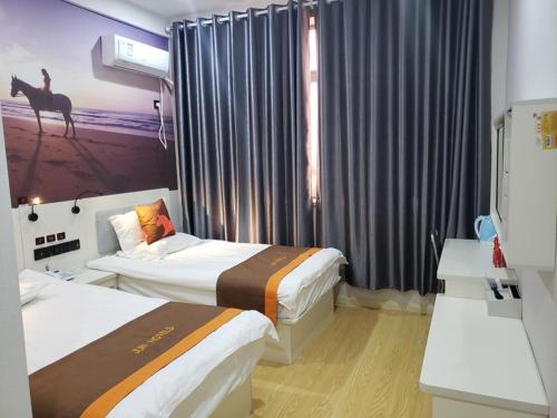 Säng eller sängar i ett rum på JUN Hotels Hebei Baoding Rongheng Jintai West Road