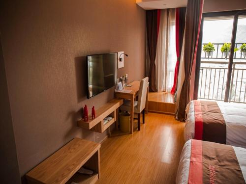 TV a/nebo společenská místnost v ubytování JUN Hotels Yunnan Kunming Wuhua District Changyuan Middle Road