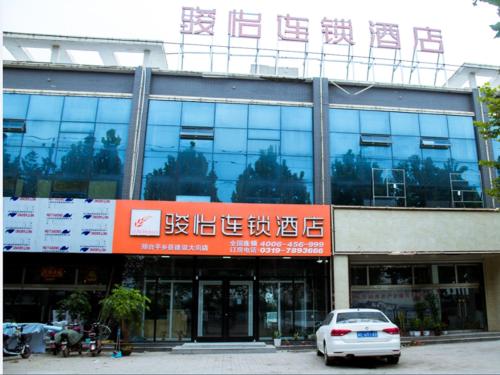 un edificio con un coche aparcado delante de él en JUN Hotels Xingtai Pingxiang County Jianshe Street, en Xingtai